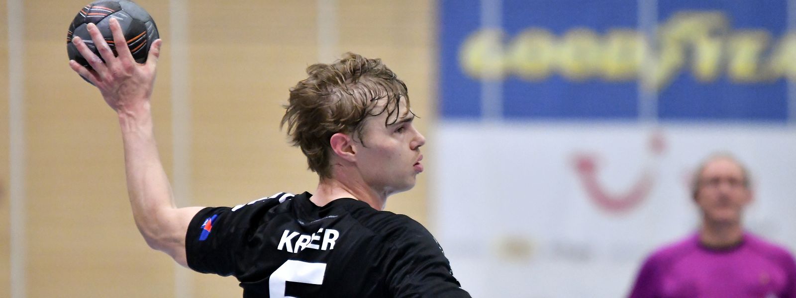Tom Krier, Handball Esch. Handball : Handball Käerjeng – Handball Esch, quart de finale Coupe. Um Dribbel, Bascharage. Foto : Stéphane Guillaume