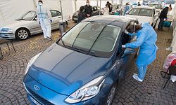 02.03.2021, Saarland, Saarbrücken: Im deutsch-französischen Corona-Testzentrum am Grenzübergang Goldene Bremm werden Menschen kostenlos getestet. Seit Dienstag gilt das Departement Moselle offiziell als Virusvariantengebiet. Wer die Grenze überqueren will, muss einen negativen Test vorlegen können. Täglich pendeln rund 16.000 Pendler von Moselle ins Saarland. Foto: Oliver Dietze/dpa +++ dpa-Bildfunk +++