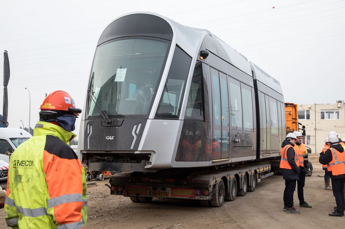 Die beiden Teile werden nun wieder zu einem Gefährt zusammengesetzt.