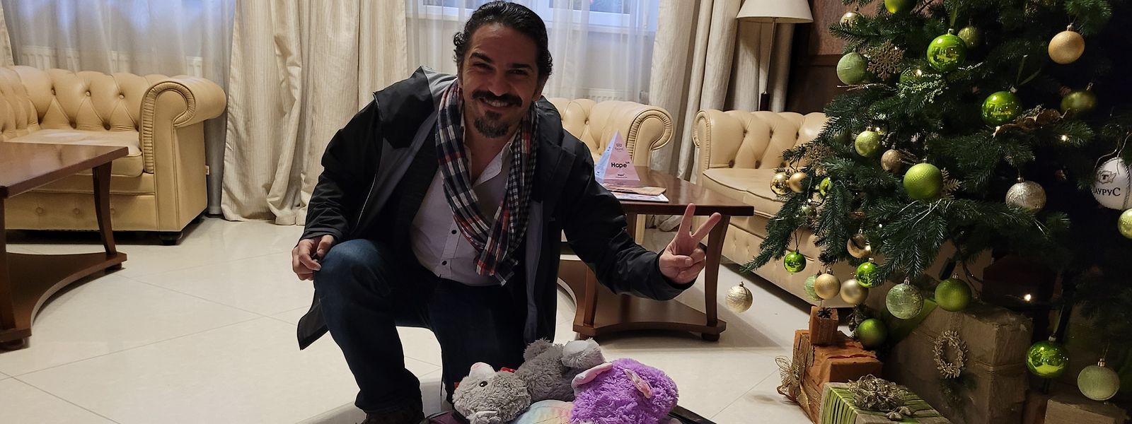 Foi por um golpe de sorte que Mohamed Sameh levou prendas de Natal de Washington D.C. para a Ucrânia.