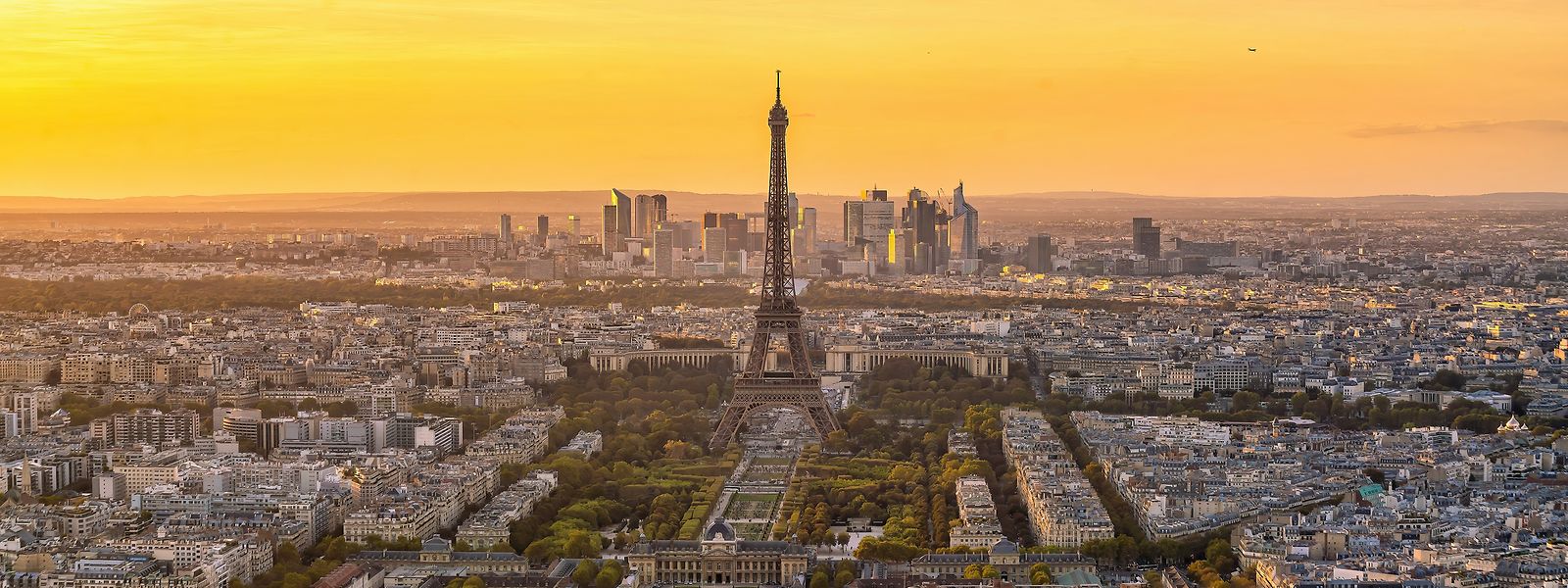 Nicht immer galt der Eiffelturm als Wahrzeichen von Paris. Um das Jahr 1900 sahen viele Menschen in dem Stahlkoloss einen Schandfleck. 