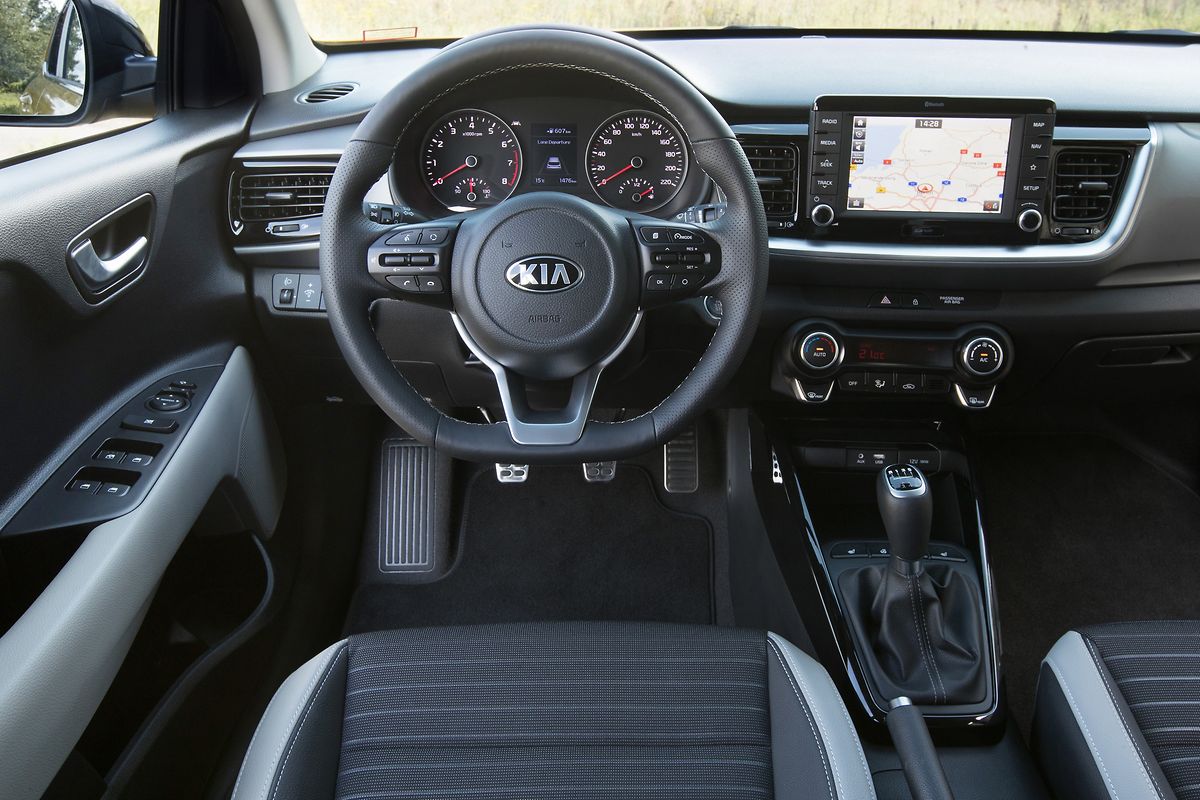 Ob mit oder ohne Farbakzente wirkt das moderne Cockpit aufgeräumt, da viele Bedienfunktionen im Touchscreen integriert sind. 