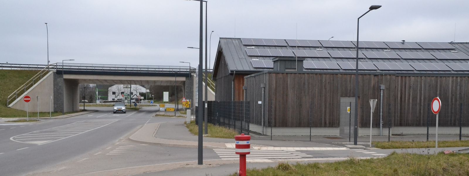 Der Hydrant markiert die zukünftige Einfahrt zum CIS Nordstad. Im Hintergrund ist die Brücke der B7 an der Industriezone Fridhaff zu sehen.
