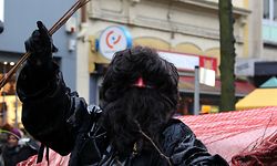 „Bréngt ons Bengelen, Knëppelen, Rudden, oh dat ass nach laang kee Gudden“, heißt es in einem beliebten „Kleeserchers“-Lied. So grimmig er auch gucken mag – wirklich böse ist der „Houseker“ dann doch nicht. 