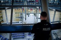 13.12.2022, Berlin: Ein Polizeibeamter steht auf der Fraktionsebene im Bundestag. Foto: Kay Nietfeld/dpa +++ dpa-Bildfunk +++