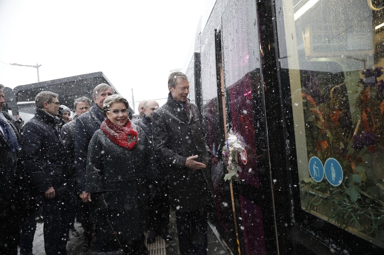 11.10 Uhr: Die Ehrengäste besteigen die Tram an der Haltestelle "Roud Bréck".