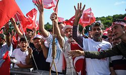 A man carries a noose while chanting slogan, as they march to the "July 15 Martyrs Bridge" (Bosphorus Bridge) on July 15, 2017 in Istanbul. 
The authorities have declared July 15 an annual national holiday of "democracy and unity", billing the failure of the 2016 attempted coup as a historic victory for Turkish democracy. / AFP PHOTO / OZAN KOSE