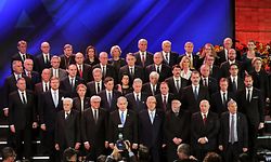 Israeli Prime Minister Benjamin Netanyahu (C-L) and Israeli President Reuven Rivlin (C-R) pose for a group picture with world leaders during the Fifth World Holocaust Forum at the Yad Vashem Holocaust memorial museum in Jerusalem on January 23, 2020. - World leaders travelled to Israel this week to mark 75 years since the Red Army liberated Auschwitz, the extermination camp where the Nazis killed over a million Jews. (Photo by Abir SULTAN / POOL / AFP)