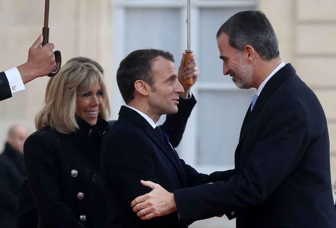 French President Emmanuel Macron (2ndL) and his wife Brigitte Macron welcome Spain's King Felipe VI as he arrives at the Elysee Palace in Paris on November 11, 2018 ahead of the start of commemorations marking the 100th anniversary of the 11 November 1918 armistice, ending World War I. (Photo by Jacques Demarthon / AFP)