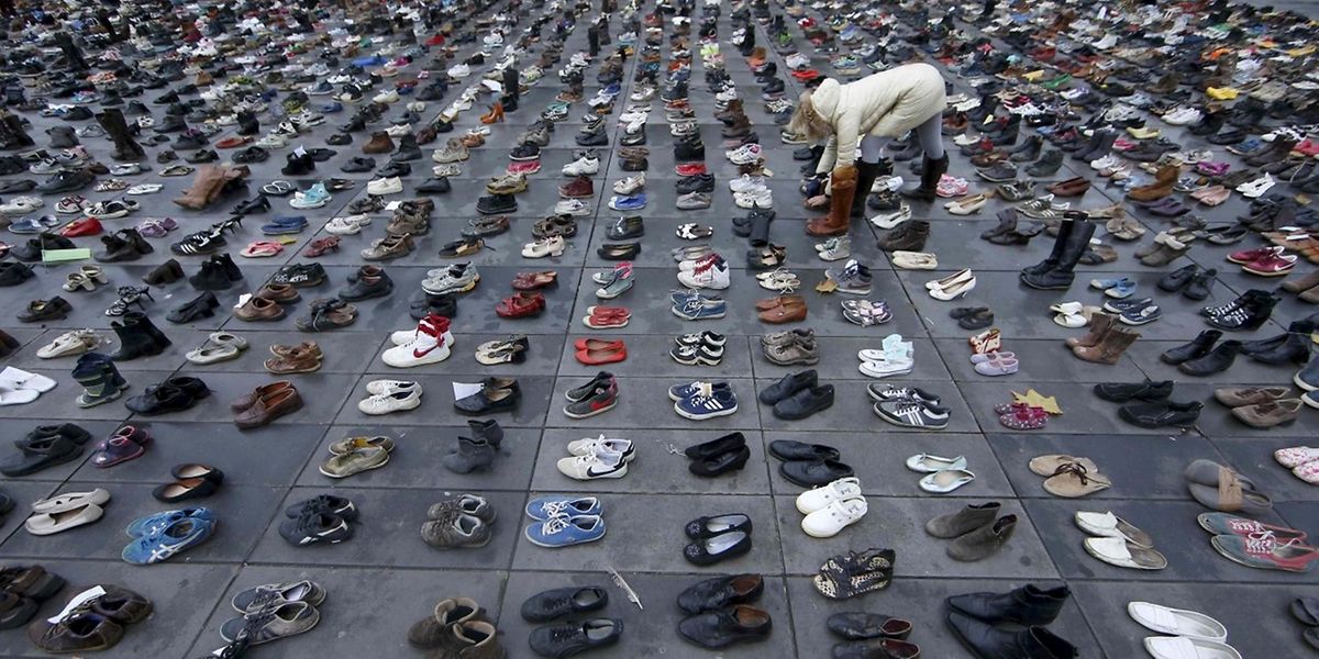 Beaucoup de ceux qui n'ont pas pu défiler dimanche avaient déposé plus tôt dans la matinée des milliers de chaussures place de la République: chaussons de bambins, bottes remplies de fleurs ou baskets accompagnées d'un mot pour la planète