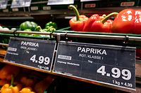 ARCHIV - 14.04.2021, Berlin: Ein Preisschild von Paprikas hängen an der Obsttheke in einem Supermarkt. Die Inflation in Deutschland hat im September erstmals seit knapp 28 Jahren wieder die Vier-Prozent-Marke überschritten.       (zu dpa "Teuerungsrate überschreitet Vier-Prozent-Marke") Foto: Fabian Sommer/dpa +++ dpa-Bildfunk +++