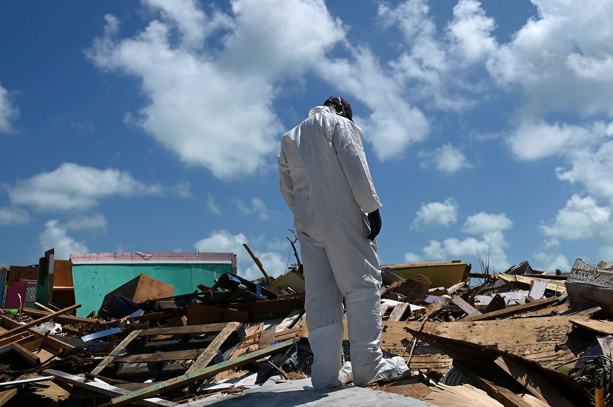 Ein Mann sucht zwischen Trümmern nach Opfern des Hurrikan "Dorian", der Anfang September die Bahamas heimsuchte.