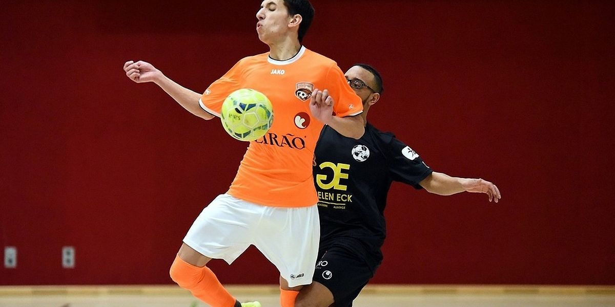 Daniel Perez (en noir, Samba 7 ALSS Futsal Niederkorn) presse Joao Marcos Soares (Amicale Clervaux Futsal).