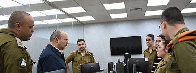 Israels Premier Naftali Bennett (2.v.l.) beim Besuch des National Management Center, einem unterirdisch angelegten Bunker in Jerusalem.