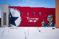 01.02.2020, USA, Boone: Ein Wandbild mit der Darstellung von US-Präsident Trump und dem Schriftzug «Trump 2020» ziert ein Gebäude. Ein Makler und Trump-Unterstützer gab das Bild in Auftrag, das mindestens bis zum Wahltag an der Wand verbleiben soll. Foto: Jack Kurtz/ZUMA Wire/dpa +++ dpa-Bildfunk +++
