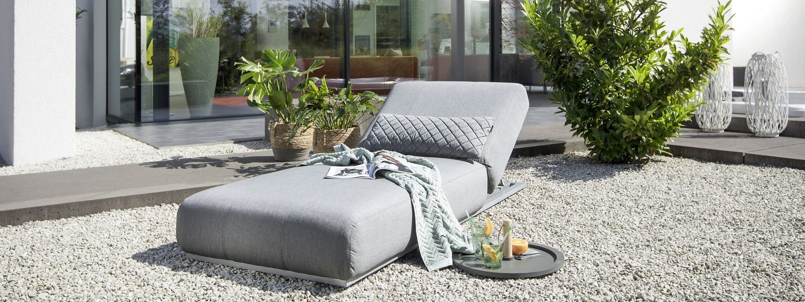 Gartenmöbel kommen am Boden an: Neue Liegen wie zum Beispiel das Modell Ego von Kettler kommen ohne Beine aus.