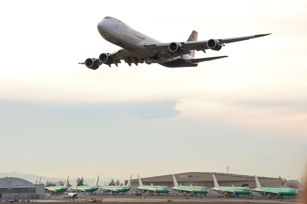 Die letzte ausgelieferte 747 überfliegt noch einmal den Boeing-Flughafen bei Seattle.
