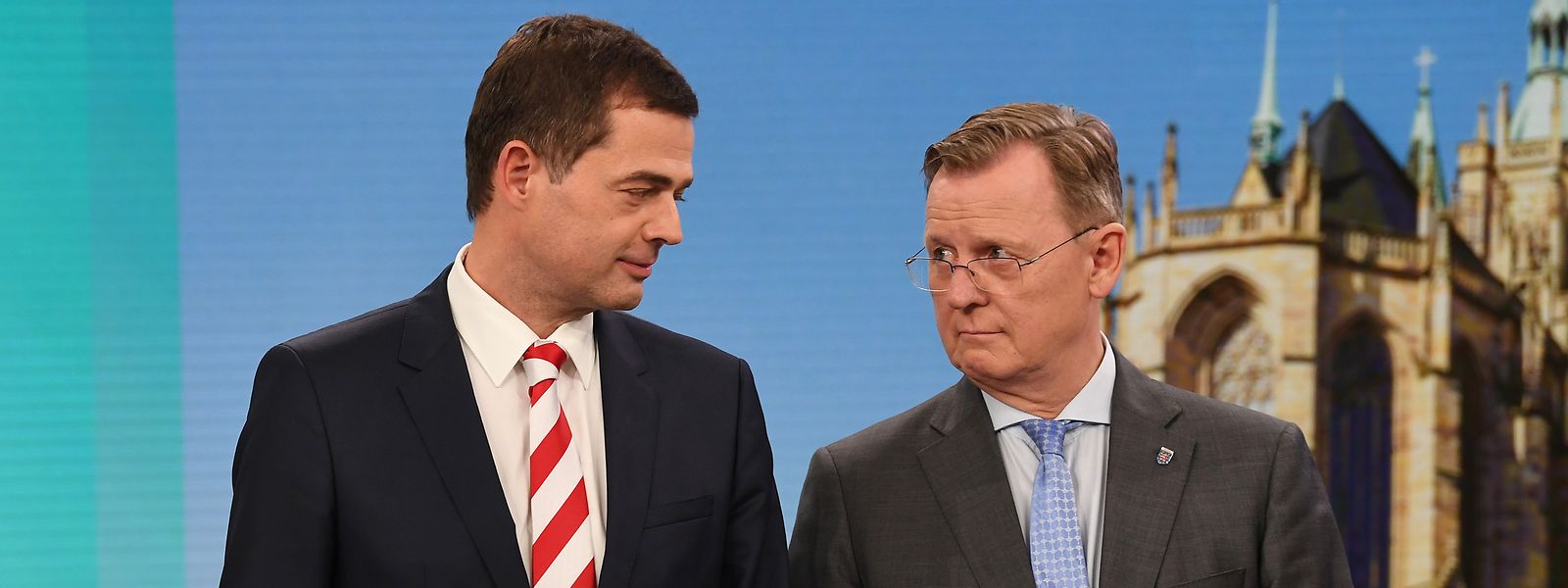 Mike Mohring (l), CDU-Spitzenkandidat, steht neben Bodo Ramelow (Die Linke), Ministerpräsident von Thüringen und Spitzenkandidat der Partei für die Landtagswahl, in einem Wahlstudio im Landtag. Ein Bündnis zwischen beiden Parteien erscheint zurzeit als einzig realistische Koalitionsoption.