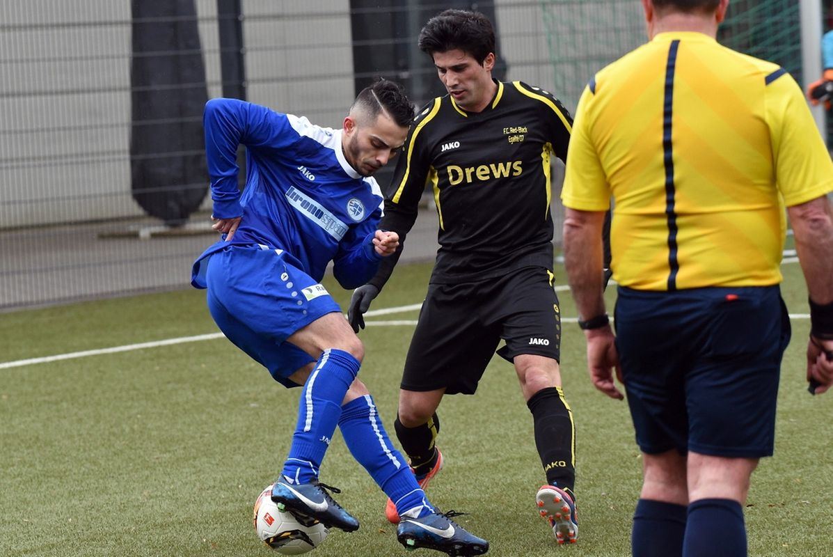 Bruno Ferreira (CS Sanem, en bleu) dans ses oeuvres devant Helder Neves (Red-Black Egalité) 