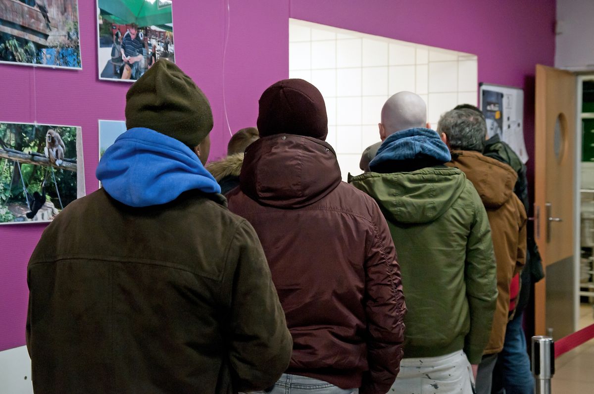 Ils ont attendu dehors dans la neige et ont hâte d'ingurgiter une assiette équilibrée. Ce sera, pour la plupart d'entre eux, le seul repas chaud de la journée.