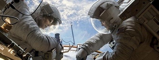 Clooney e Bullock a tentar reparar a máquina de café