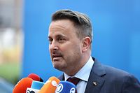 O primeiro-ministro luxemburguês fala aos jornalistas antes do Conselho Europeu, em Bruxelas