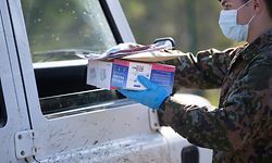 Am Freitag begann die Armee, Atemschutzmasken an Unternehmen zu verteilen.