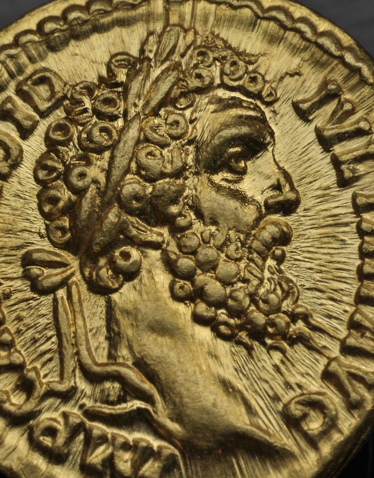 Unter den Münzen befindet sich ein Porträt des römischen Kaisers Didius Julianus (133 o. 137 bis 193).