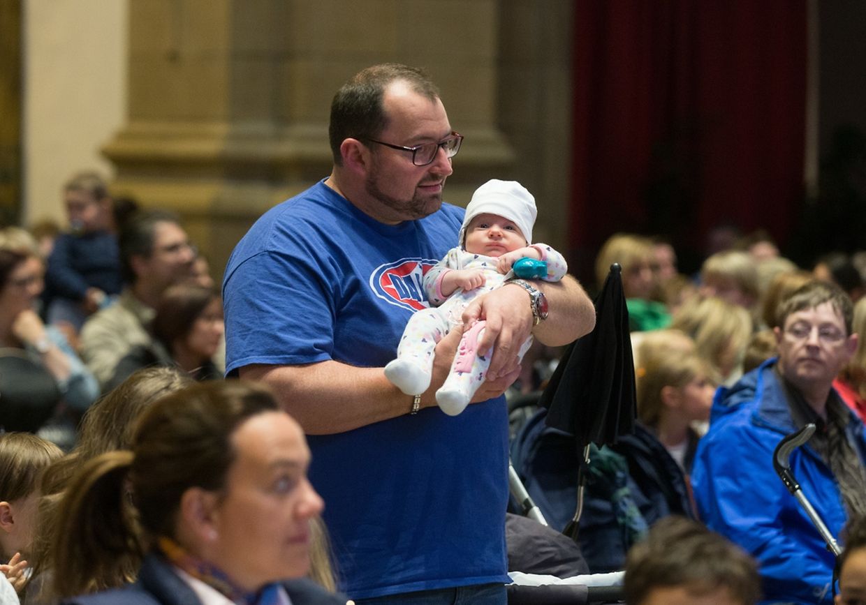 Andacht mit Segnung der Kinder und Eltern.