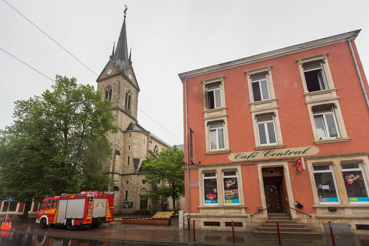 Wohnungsbrand Grand - Rue, in Rümelingen, Cafe Central, Foto Lex Kleren