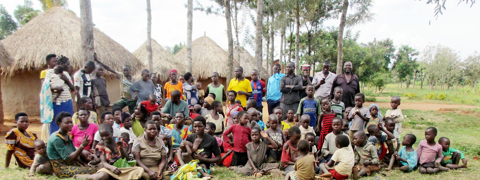 Musa Hasahya (letzte Reihe, r.) auf seinem Hof mit seiner Familie. Er hat rund 100 Kinder mit zwölf Ehefrauen. Jetzt soll aber Schluss sein, denn der Mann aus Uganda kann seine Großfamilie nicht mehr ernähren. 