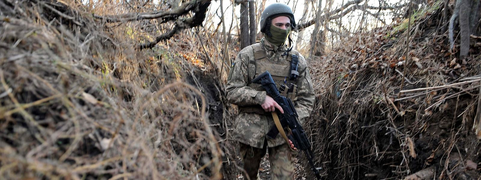 Ein ukrainischer Soldat hält die Stellung im Osten des Landes.