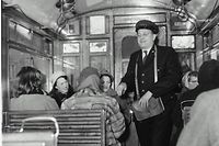Un contrôleur dans un tramway en 1958