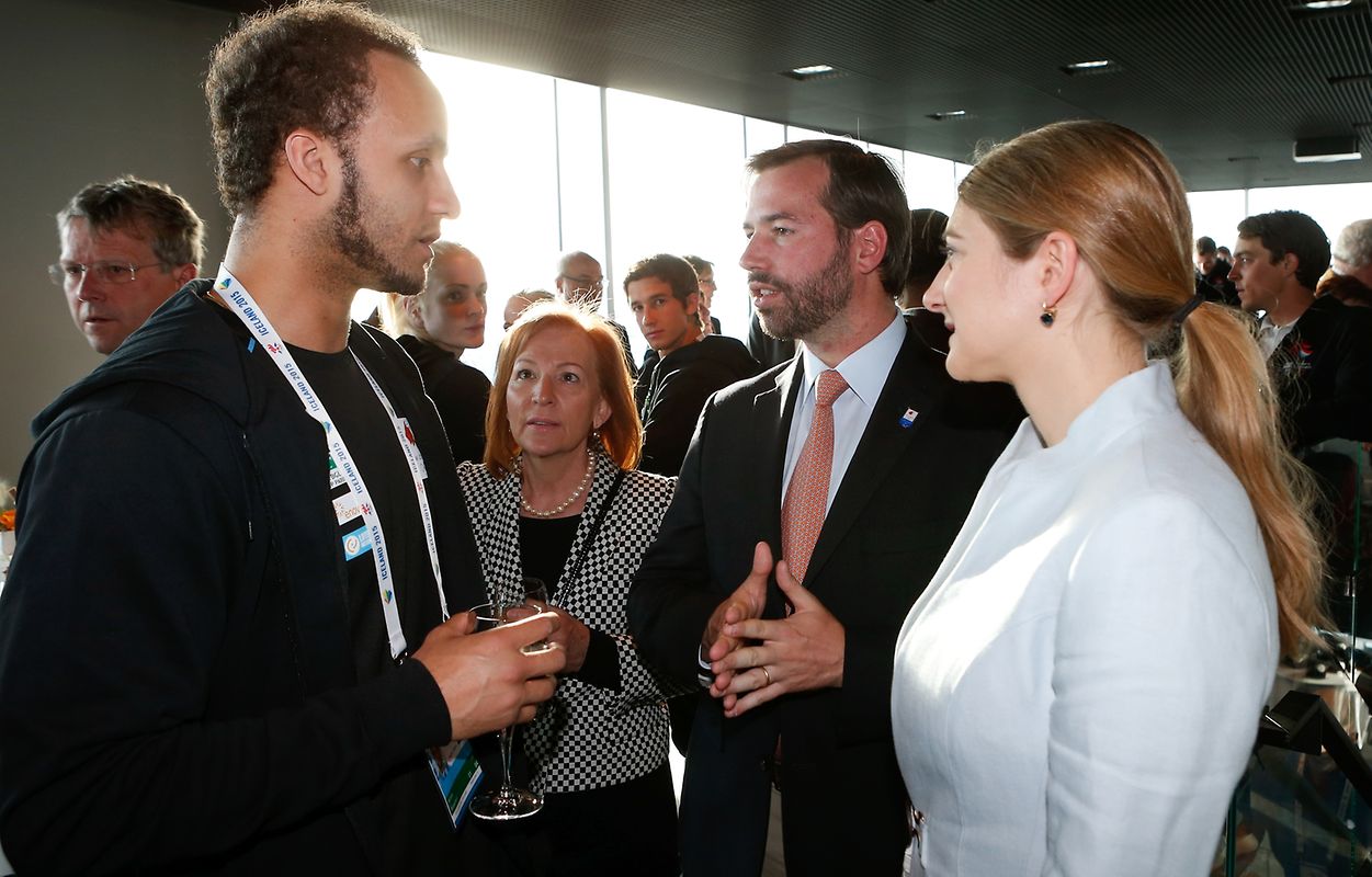 Basketballer Patrick Arbaut (l.) freute sich über ein Gespräch mit Guillaume und Stéphanie.