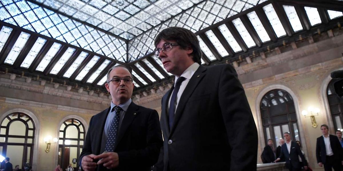 Carles Puigdemont(r.) und Regierungssprecher Jordi Turull bei der Ankunft im Parlament.