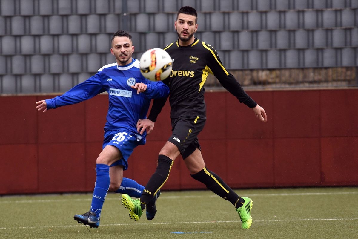 Pas de deux entre Bruno Ferreira (CS Sanem, en bleu) et Rodrigo Resende (Red-Black Egalité) 