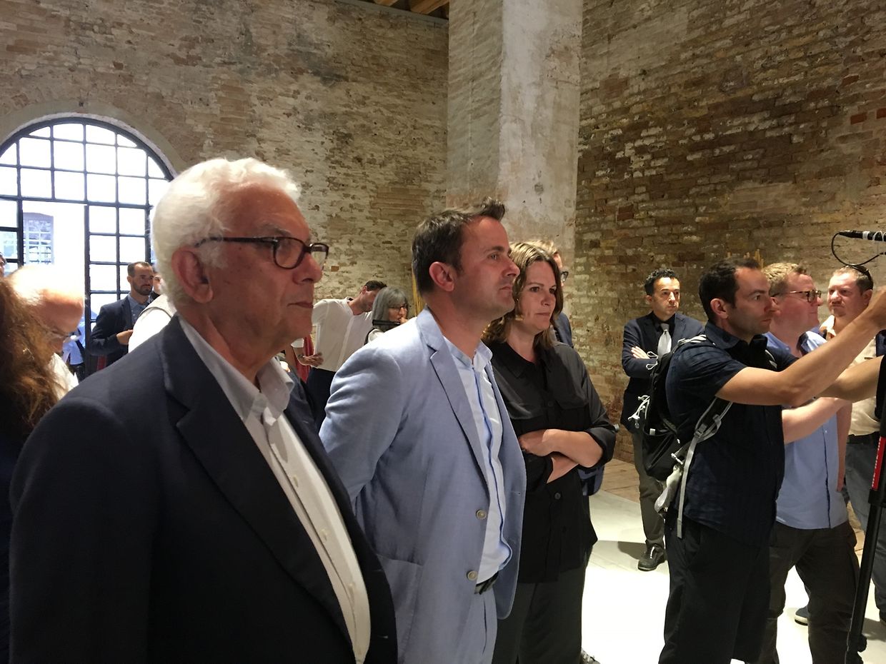 Xavier Bettel entouré de Paolo Baratta (président de la Biennale de Venise) et Andrea Rumpf (LUCA)
