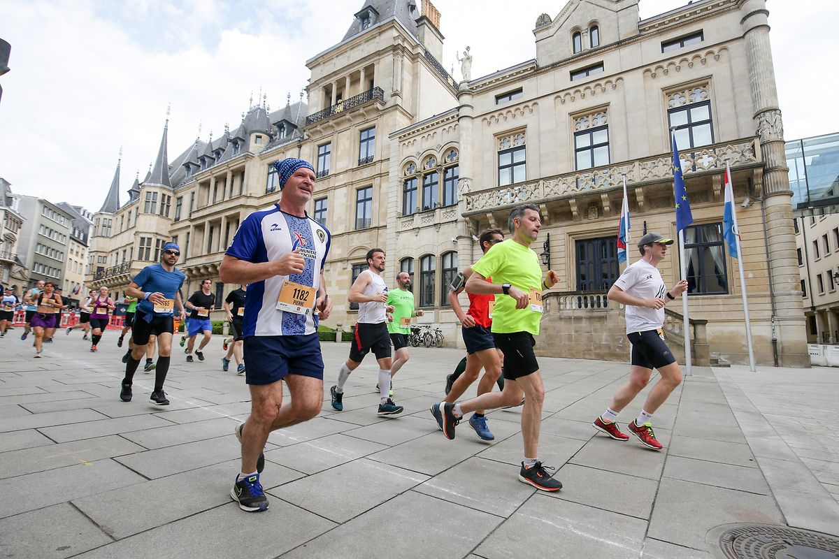 One of the Urban Trail routes passing the palace and parliament in Luxembourg City Photo: Ben Majerus