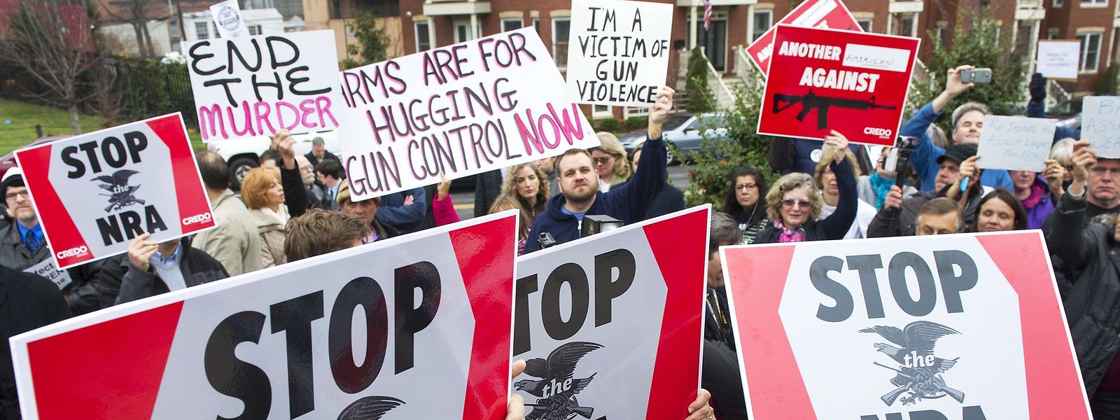 Demonstranten protestieren gegen den Einfluss der Waffenlobby NRA und für die Verschärfung des Waffenrechts in den USA.