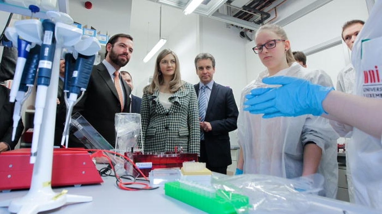 ... mittels einer Stromquelle, ihrer Größe nach zu sortieren ...