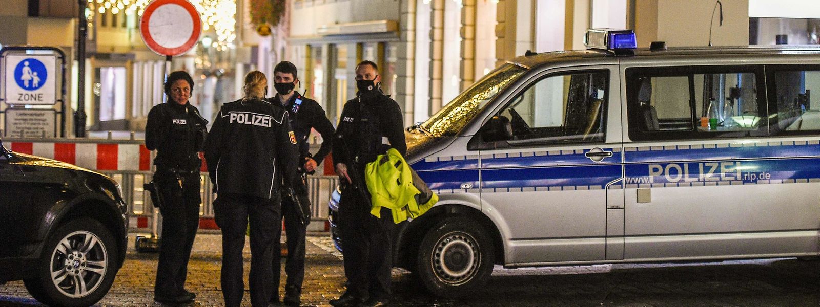 Polizisten in der abgesperrten Trierer Innenstadt am Abend des 1. Dezember.