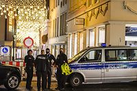 Polizisten in der abgesperrten Trierer Innenstadt am Abend des 1. Dezember.