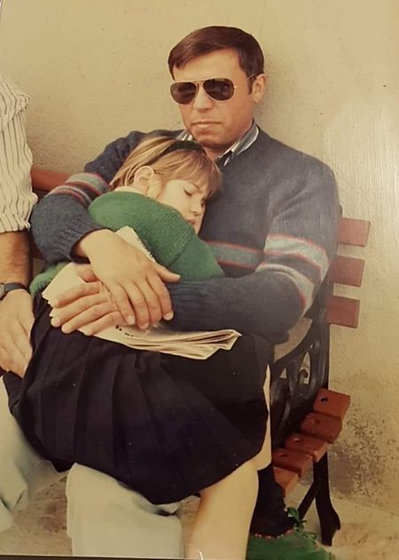 O capitão Salgueiro Maia com a filha Catarina ao colo, no início dos anos 1990
