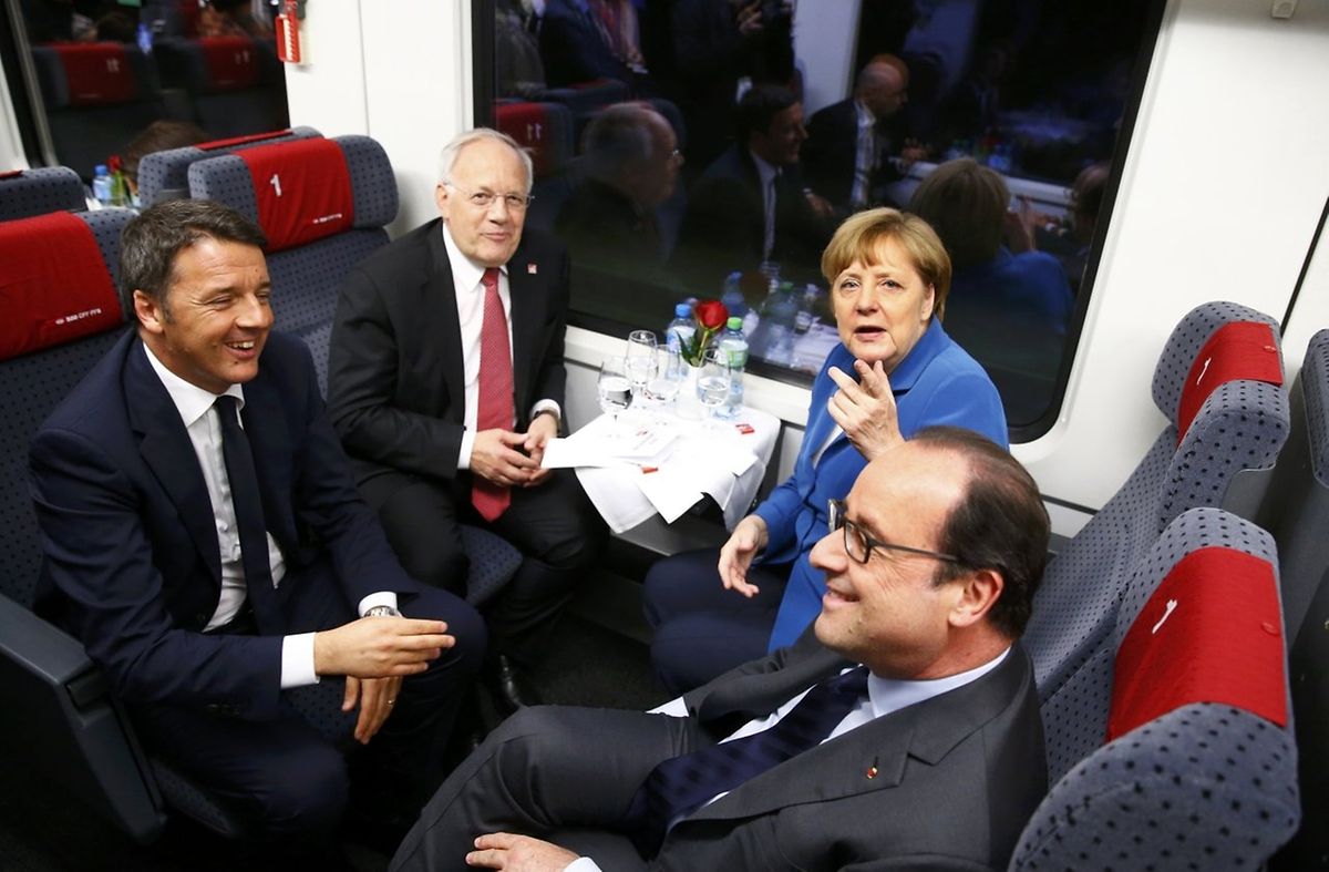 Der italienische Premier Matteo Renzi, der schweizer Bundespräsident Johann Schneider-Ammann, Frankreichs Präsident Francois Hollande und die deutsche Bundeskanzlerin Angela Merkel fuhren in einem VIP-Zug durch den Tunnel.
