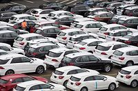 ARCHIV - 12.06.2017, Bremen, Bremerhaven: Neuwagen von Mercedes-Benz und BMW stehen auf dem Autoterminal der BLG Logistics Group. (zu dpa «Autohersteller fahren weiter Rekordgewinne ein - auch China stark») Foto: Ingo Wagner/dpa +++ dpa-Bildfunk +++