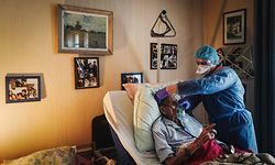 A French first aid worker from the Protection Civile Paris Seine, wearing personal protection equipment (PPE) puts an oxygen mask on the face of a man suspected of being infected with the novel coronavirus at his home in Paris on April 8, 2020 on the twenty-third day of a lockdown in France to stop the spread of the COVID-19. - France has been on lockdown since March 17 in a bid to limit the contagion caused by the novel coronavirus. (Photo by Lucas BARIOULET / AFP)