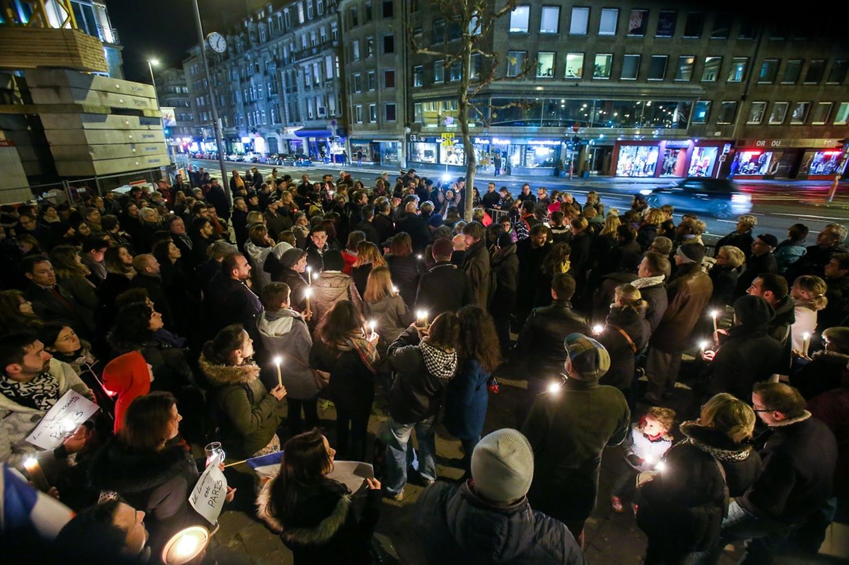 Gedenken an die Opfer der Attentate von Paris auf der Place de Paris in Luxemburg (15. November 2015).