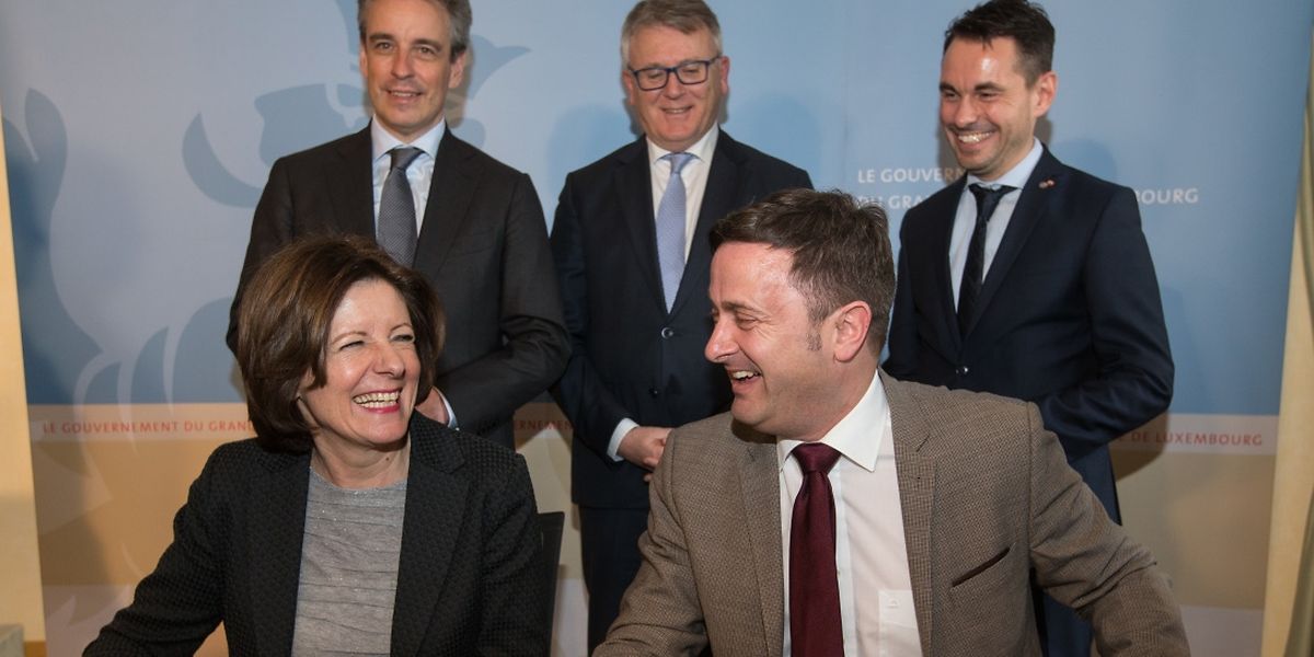 Die rheinland-pfälzische Ministerpräsidentin Malu Dreyer (l.) und Staatssekretär David Langner (2. Reihe, rechts) trafen am Montag Premierminister Xavier Bettel (1.Reihe, rechts), Bildungsminister Claude Meisch (2. Reihe, links) und Arbeitsminister Nicolas Schmit (Mitte) auf Schloss Senningen.