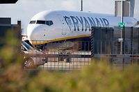 ARCHIV - 10.08.2018, Bremen: Eine Ryanair Maschine steht auf dem Gelände des Flughafens Bremen. (zu dpa-Berichterstattung über die Verschärfung der Handgepäckregeln bei Ryanair vom 24.08.2018) Foto: Jörg Sarbach/dpa +++ dpa-Bildfunk +++