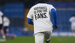 20.04.2021, Großbritannien, London: Yves Bissouma von Brighton and Hove Albion trägt vor dem Premier-League-Spiel an der Stamford Bridge, London, ein Trikot mit der Aufschrift «Football is for the Fans», das sich gegen die geplante europäische Super League richtet. Foto: Neil Hall/PA Wire/dpa +++ dpa-Bildfunk +++